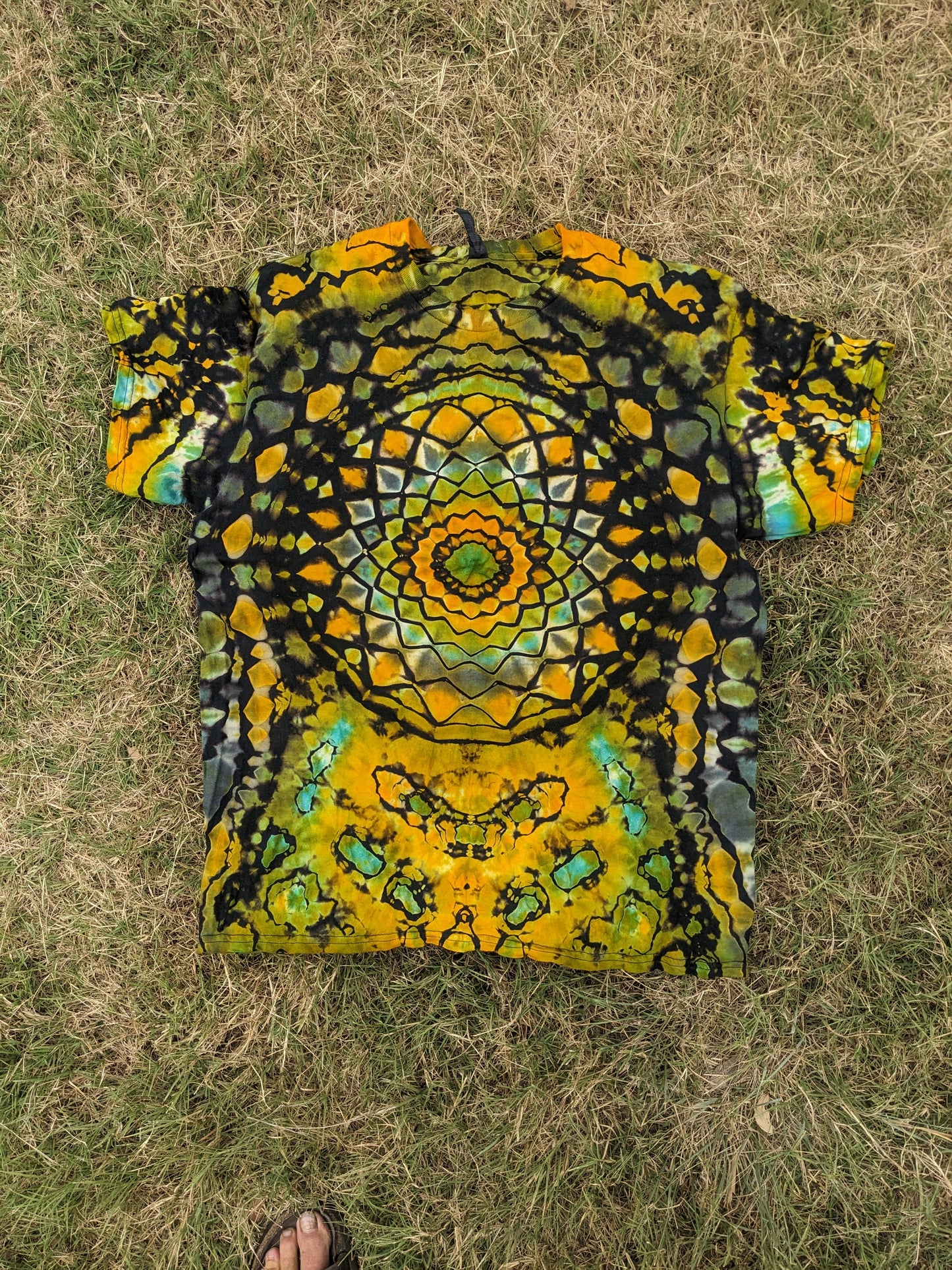 Large Reverse Mandala Mac n Green